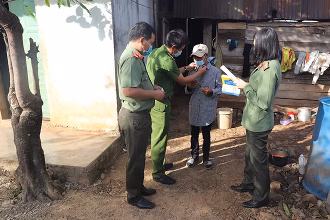 Công an Đắk Nông tăng cường công tác tuyên truyền, nâng cao nhận thức về phòng, chống dịch bệnh COVID-19 cho người dân ở địa bàn biên giới.