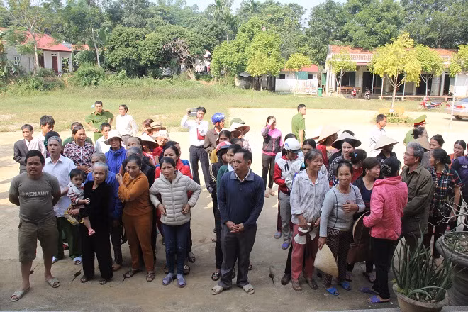 Bà con xã Cẩm Thành xếp hàng chờ đến lượt nhận quà.