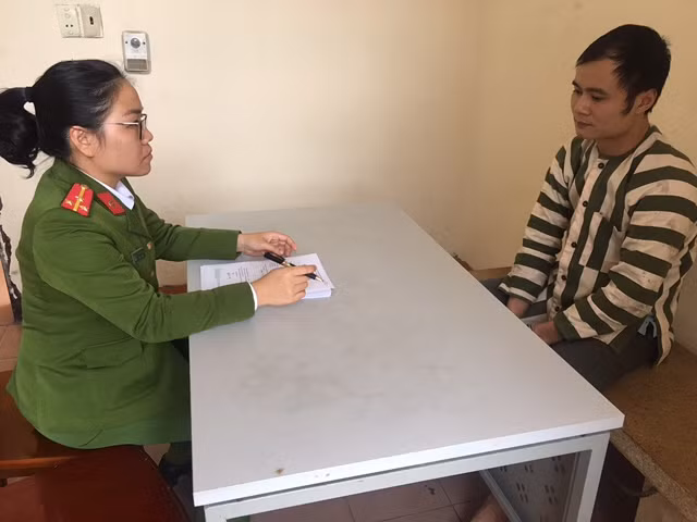 Thượng úy Lại Thị Lan Phương hỏi cung đối tượng.