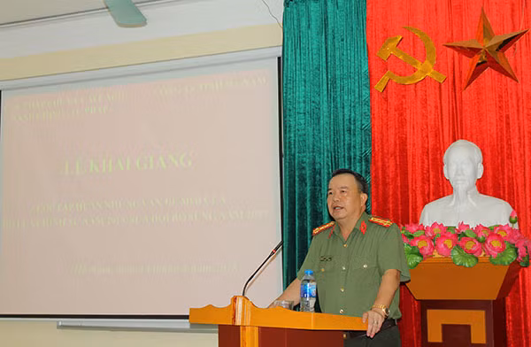 Đại tá Nguyễn Văn Trung Giám đốc Công an tỉnh Hà Nam phát biểu ý kiến và giao nhiệm vụ cho lớp học. Đại tá Nguyễn Văn Trung Giám đốc Công an tỉnh Hà Nam phát biểu ý kiến và giao nhiệm vụ cho lớp học.