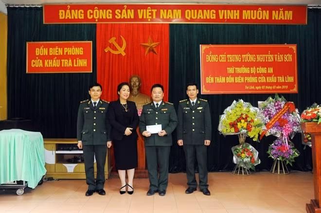 Bà Nguyễn Thị Thu Hà, Giám đốc Công ty TNHH&TM DTH trao quà tặng Đồn Biên Phòng Cửa khẩu Trà Lĩnh.