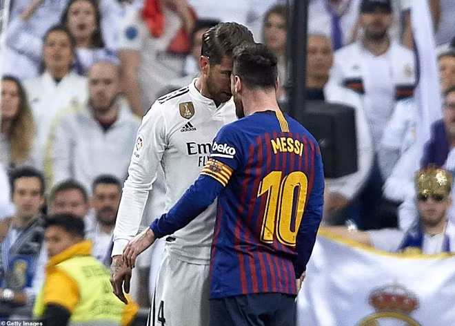 M10 cũng không giữ được sự bình tĩnh và đứng lên định ăn thua đủ với Ramos.