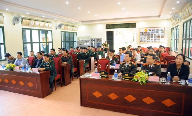 Các đại biểu tham dự buổi làm việc với đơn vị Đồn Biên phòng Cửa khẩu Trà Lĩnh.
