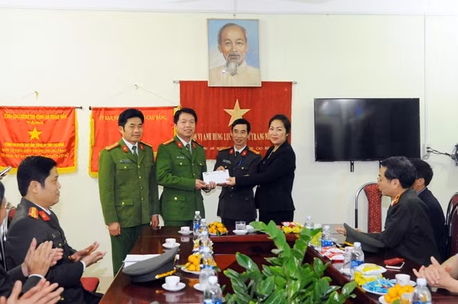 Bà Nguyễn Thị Thu Hà, Giám đốc Công ty TNHH&TM DTH trao quà tặng Công an huyện Trà Lĩnh.