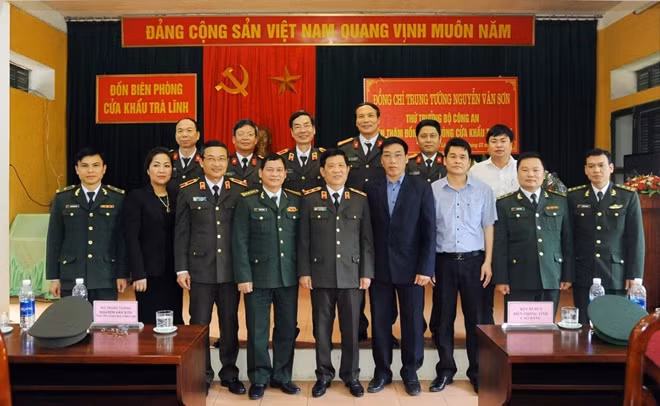 Thứ trưởng Nguyễn Văn Sơn cùng các đại biểu và cán bộ, chiến sỹ Đồn Biên Phòng Cửa khẩu Trà Lĩnh.