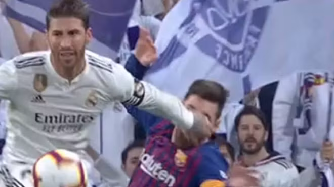 Hình ảnh cho thấy Ramos đã vung tay thẳng vào mặt Messi.