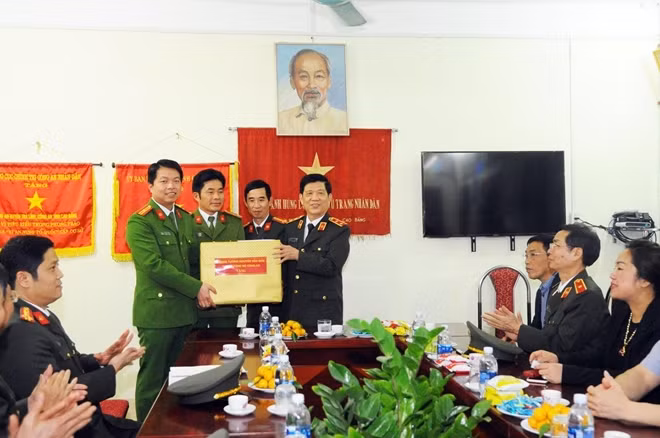 Thứ trưởng Nguyễn Văn Sơn trao quà tặng Công an huyện Trà Lĩnh.