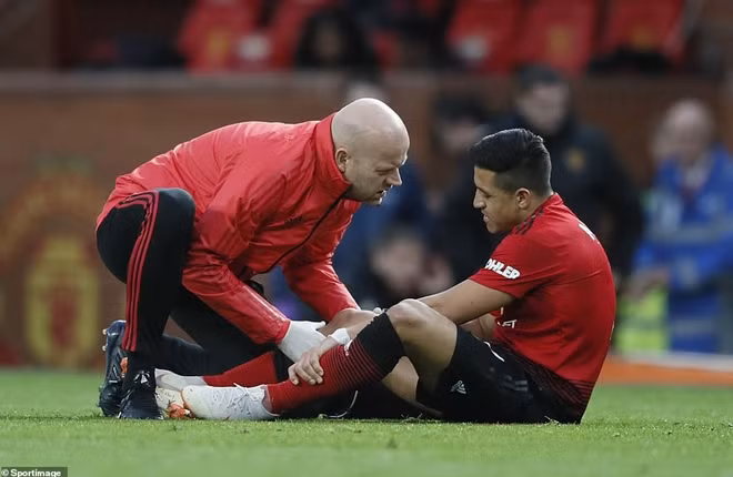 Sanchez dính chấn thương trong trận đấu này và nhiều khả năng phải nghỉ thi đấu dài hạn.