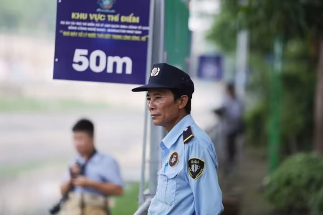 Nói về sự thay đổi của đoạn sông Tô Lịch sau khi được làm sạch thí điểm bằng công nghệ Nhật Bản, ông Trương Văn Việt một người làm việc thường xuyên bên bờ sông cho biết hiện nước sông không còn mùi hôi thối, một số đoạn đủ trong để nhìn thấy đáy bùn bên dưới.