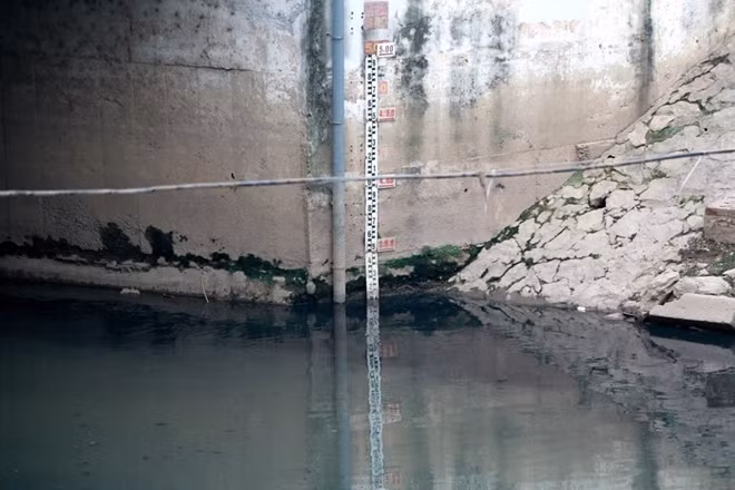 Màu nước trên sông đã bắt đầu thay đổi từ đen kịt chuyển dần sang màu nâu.