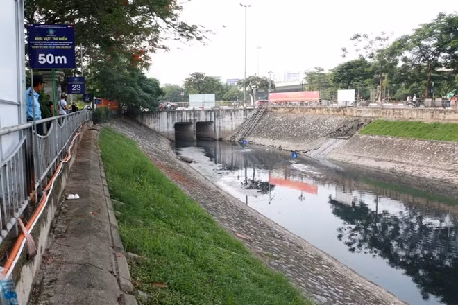 đoạn sông Tô Lịch (từ ngã tư Bưởi - Hoàng Quốc Việt xuôi về Cầu Giấy) được thí điểm lắp đặt 4 máy sục khí kèm các tấm vật liệu thiên nhiên.