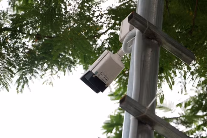 Ngoài ra tại đoạn sông này còn có lắp một camera theo dõi quá trình làm sạch...
