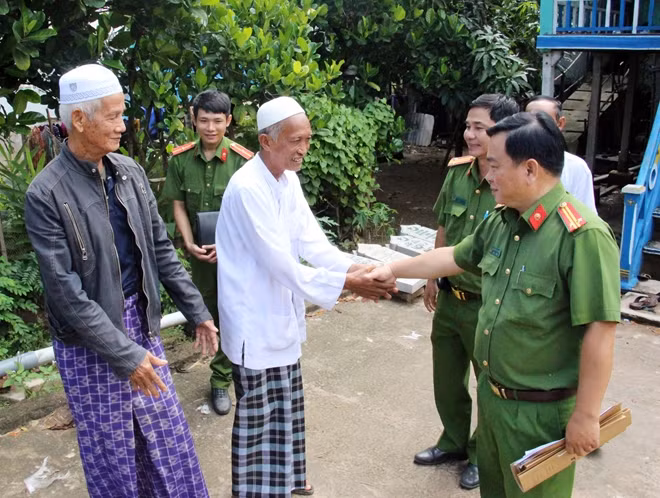 Công an xã Khánh Bình cùng Công an huyện An Phú vận động, tuyên truyền chính sách, pháp luật đến cộng đồng người Chăm.