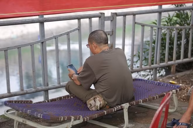Cũng có người chọn đoạn sông này để hóng mát, nghỉ ngơi....