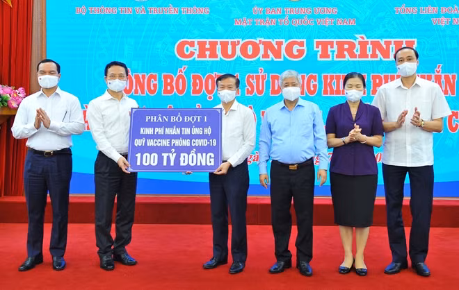Trước sự chứng kiến của Chủ tịch UBTƯ MTTQ Việt Nam Đỗ Văn Chiến và Chủ tịch Tổng Liên đoàn Lao động Việt Nam Nguyễn Đình Khang, Bộ trưởng Bộ TT&TT Nguyễn Mạnh Hùng đã trao 100 tỷ đồng cho Quỹ vaccine phòng COVID-19.