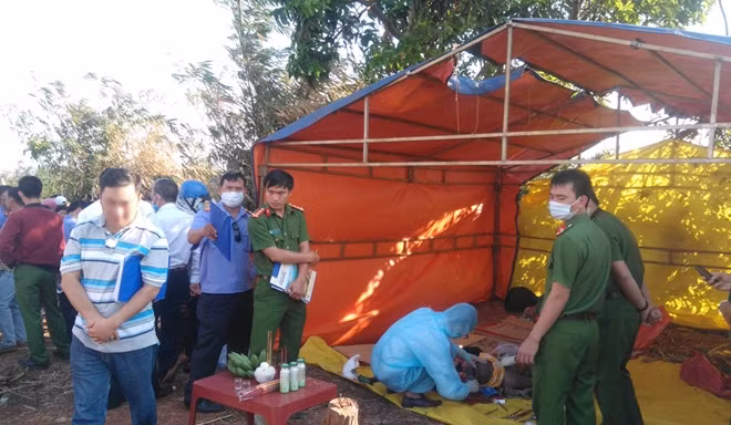 Cơ quan công an khám khiệm tử thi.