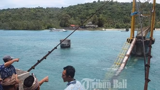 Cận cảnh cây cầu sập. Ảnh: Tribun Bali.