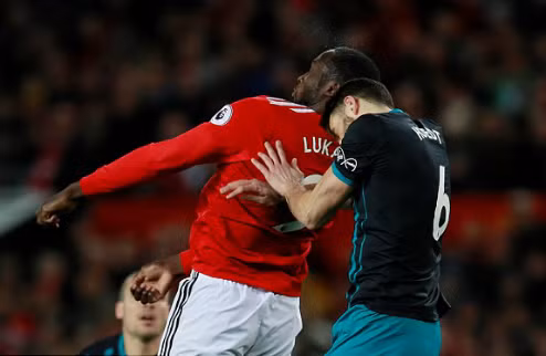 Tình huống dẫn đến chấn thương của Lukaku.Ảnh: Reuters.