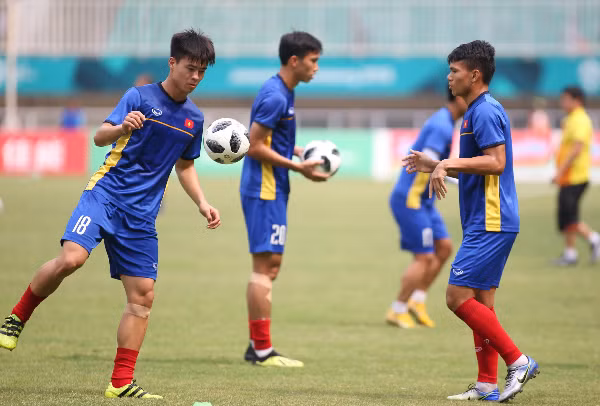 Olympic Việt Nam khởi động trước trận đấu. Ảnh: VNE.