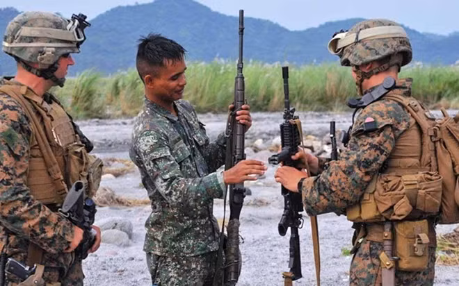 Hải quân Mỹ trong một cuộc tập trận với quân đội Philippines tại tỉnh Zambal.