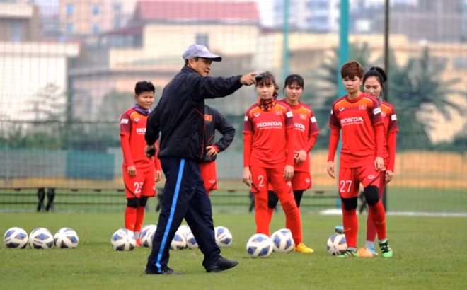 HLV Mai Đức Chung và tuyển nữ hiện đang tích cực chuẩn bị cho 2 trận đấu vòng play-off. Ảnh: VFF.