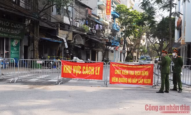 Công an phường Trúc Bạch đã tổ chức rà soát 100% các cơ sở lưu trú, nhà cho thuê, tuyên truyền, áp dụng các biện pháp cách ly đối với các trường hợp nhiễm, tiếp xúc với người nhiễm và đi qua các vùng nhiễm dịch. Ảnh: Xuân Trường.