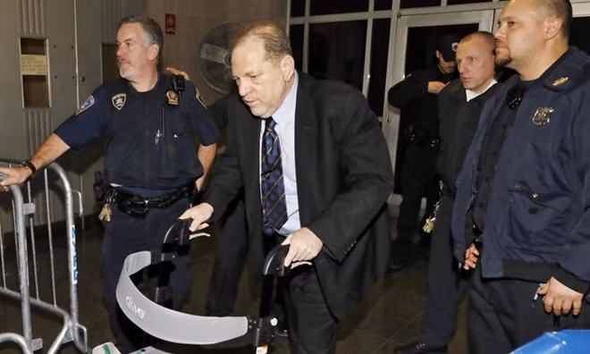 Harvey Weinstein bị cảnh sát áp giải về nhà tù.
