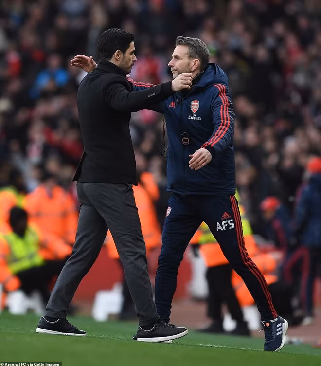 HLV Arsenal (trái) dương tính với COVID-19 trong cuộc kiểm tra vào chiều 12/3.