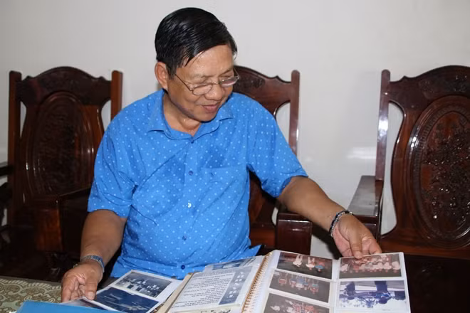 Võ sư Phi Hùng xem lại những hình ảnh và bài báo viết về võ thuật trước năm 1975.