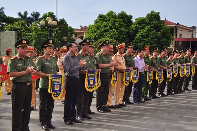 Ban Tổ chức tặng cờ lưu niệm cho các đội tuyển.