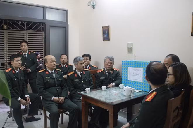 Thiếu tướng Nguyễn Xuân Hà và đại diện lãnh đạo Cục An ninh Nội địa thăm hỏi gia đình 3 cán bộ chiến sỹ hy sinh tại Đồng Tâm.