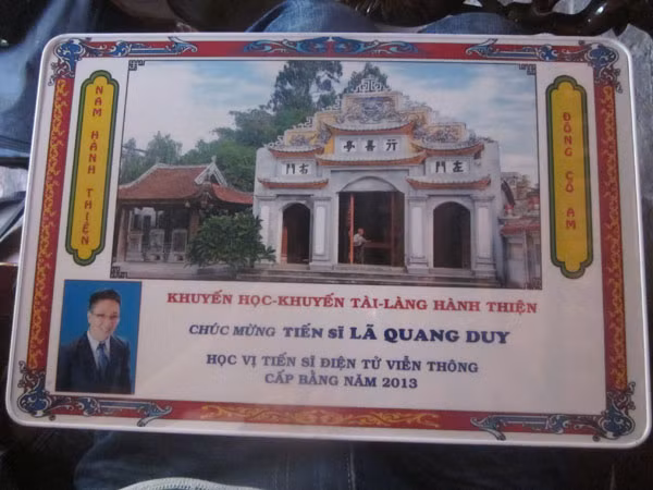 Tấm bảng vàng chúc mừng một Tiến sĩ của làng.