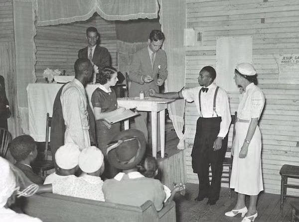 Các nhà khoa học đang lấy dịch của bệnh nhân người da màu mắc bệnh giang mai ở Tuskegee.