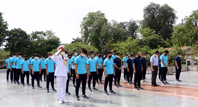Phó Chủ tịch Thường trực LĐBĐVN Trần Quốc Tuấn và đội tuyển quốc gia dâng hương tưởng niệm các Anh hùng liệt sỹ.