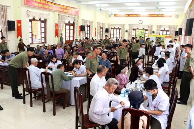 Dù trong sáng 21-7 trời mưa khá to nhưng tại địa điểm diễn ra chương trình(trụ sở UBND xã Thống Kênh, huyện Gia Lộc, Hải Dương) vẫn có rất đông người tới khám và nhận thuốc.