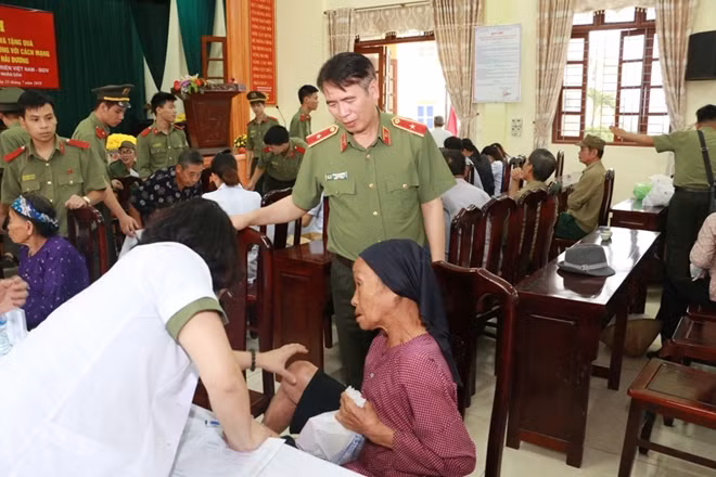 Lãnh đạo Bệnh viện Y học Cổ truyền Bộ Công an cho biết chương trình là dịp để tri ân những người có công với cách mạng đồng thời thể hiện đạo lý truyền thống quý báu có từ ngàn xưa - đạo lý “Uống nước nhớ nguồn”...