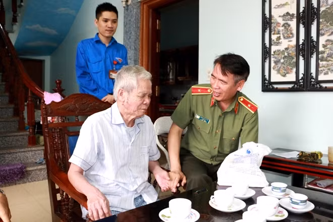 Cũng trong sáng 21-7, lãnh đạo Bệnh viện đã tới thăm hỏi và tặng quà hai gia đình lão thành cách mạng tại xã Thống Kênh, huyện Gia Lộc, tỉnh Hải Dương.