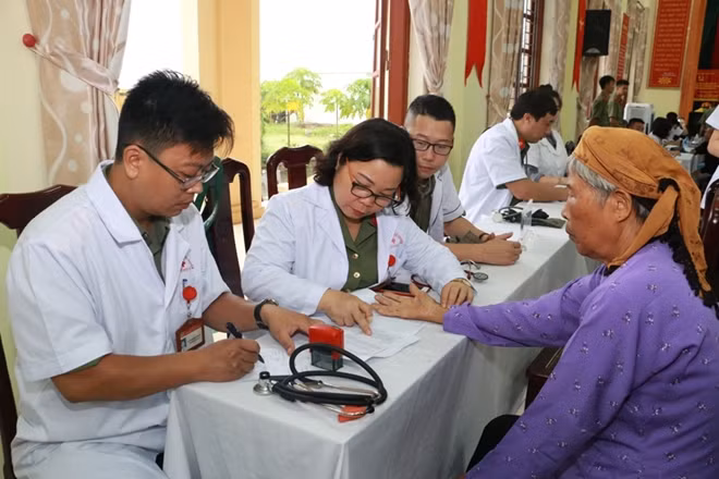 Buổi khám bệnh bắt đầu từ 7h30 sáng, những bà con địa phương tới khám bệnh được thử máu, đo huyết áp, khám tai mũi họng....