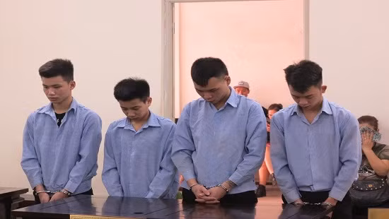 Bộ tứ ăn bay trước vành móng ngựa.