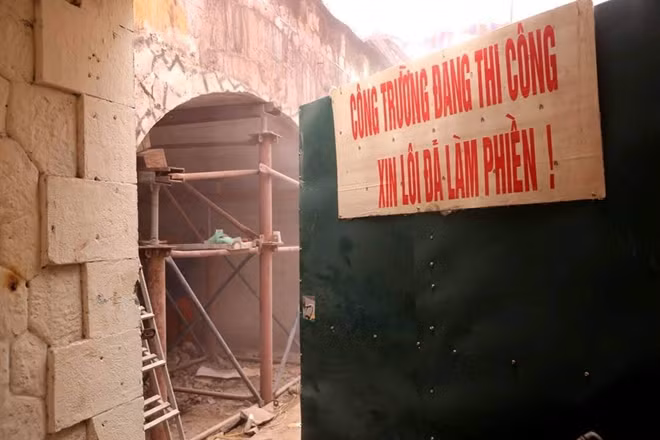 Công tác thi công vẫn đang được diễn ra trong chiều ngày 23-4.