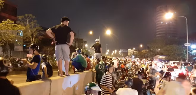 Vụ tai nạn khiến rất đông người dân tụ tập trên đoạn đường Xã Đàn gần đó.