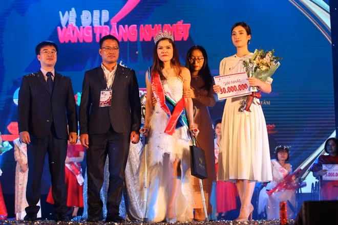 Phút đăng quang xúc động của cô gái người dân tộc Tày.