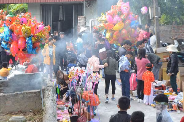 Đây như một phiên chợ trấn trạch, nơi giao hòa của quá khứ và hiện thực. Đây như một phiên chợ trấn trạch, nơi giao hòa của quá khứ và hiện thực.