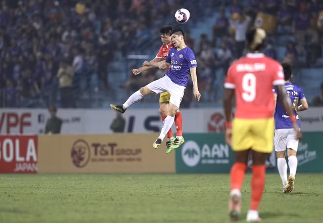 Những phút sau đó Hà Nội FC tiếp tục tấn công...
