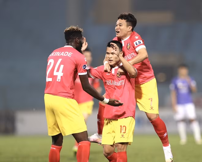 Nhưng đoàn quân của HLV Chu Đình Nghiêm sớm nhận một "gáo nước lạnh" ngay đầu trận. Hồng Lĩnh Hà Tĩnh bất ngờ vươn lên dẫn trước ngay phút thứ 6 nhờ bàn thắng của Tuấn Hải.