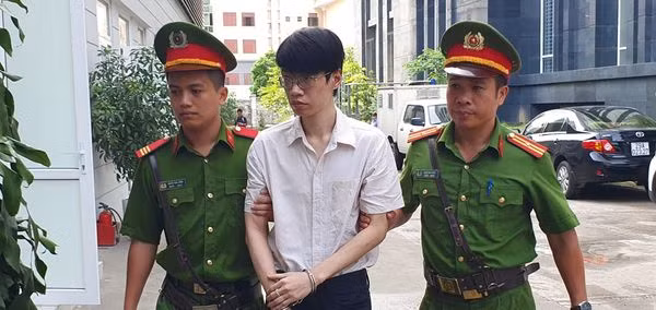 Nguyễn Anh Tú được đưa đến phiên tòa xét xử. Nguyễn Anh Tú được đưa đến phiên tòa xét xử.