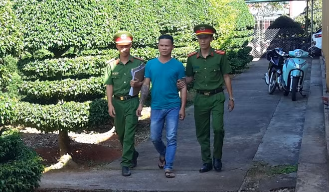 Công an huyện Đắk Song dẫn giải đối tượng Bình lên phòng hỏi cung.