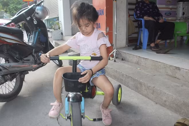 Cháu Phương Anh mắc bệnh xương thủy tinh từ lúc sinh ra.
