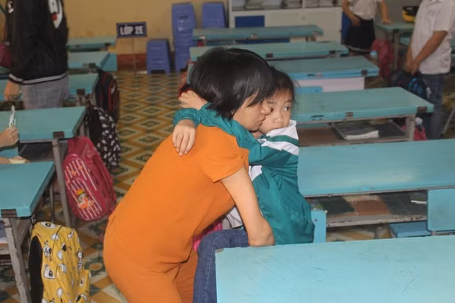 Mong ước lớn nhất của chị Hậu là sẽ có 1 ngày con gái tự đi lại được.