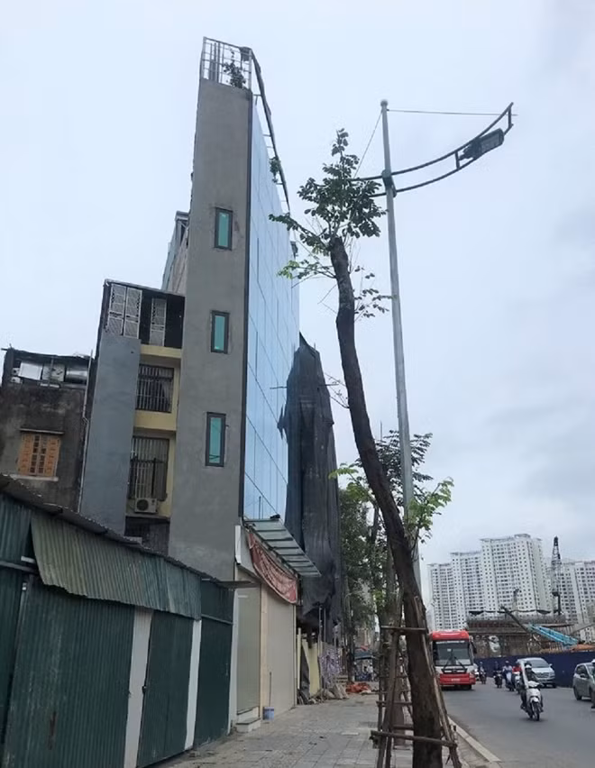 Một căn nhà siêu mỏng trên tuyến đường Phạm Văn Đồng (Hà Nội) vừa mở rộng.